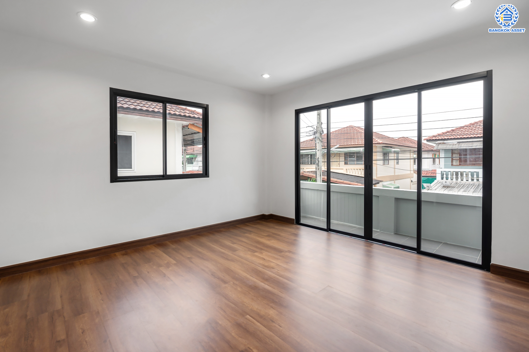 บ้านมืองสองตกแต่งใหม่ ม.พระปิ่น 2 บรมราชชนนี บ้านพร้อมอยู่ หลังใหญ่ บนเนื้อที่ 25.6 ตร.ว. ฟังก์ชัน 2 ห้องนอน 2 ห้องน้ำ 1 ที่จอดรถ บนทำเลศักยภาพ เดินทางสะดวก เชื่อมต่อถ.บรมราชชนนี, ถ.ศาลาธรรมสพ ใกล้ม.มหิดล และจุดขึ้นทางด่วน "ศรีรัช"